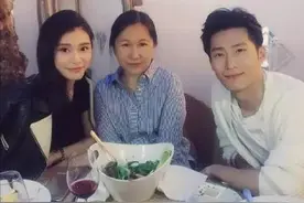 前任变一家人？窦骁何超莲大婚，闹过绯闻的奚梦瑶被送上热搜，4年前曾发文辟谣：我们是彻头彻尾的同事关系图片