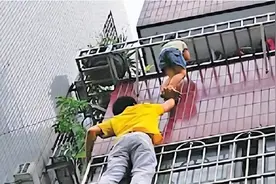 10年前23岁“托举哥”爬3楼救女童，事后默默走开，如今过得怎样图片