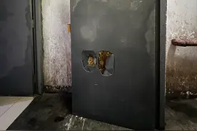 这样的防火门防火吗？这样的消防通道通畅吗？图片