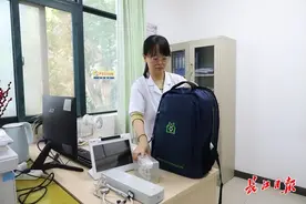 上班问疾下班话家常，“树洞”医生暖心话语叩开患者心门图片