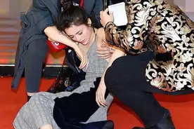 肩带崩断、裙下走光，这些女明星走红毯的社死瞬间，画面太尴尬了图片