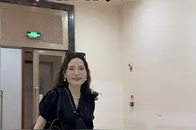 67岁韩国冻龄婆婆火爆全网，穿搭洋气情调高，顺便把儿媳打造成功图片