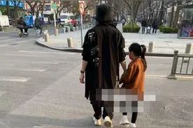 李承铉父女逛街，7岁Lucky踮脚走路好欢快，牵爸爸手撒娇不见戚薇图片