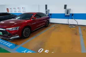 你有“充电桩焦虑”吗？来看老旧小区如何破解充电桩难题图片