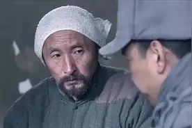 抗战时，一“地下党”夜送情报，民兵队长听罢告诉队员：他是特务图片