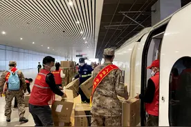 同乘一趟高铁 新兵们帮忙搬运支援吉林医疗物资图片