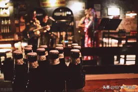 丽江酒吧歌手月薪8万却不敢交女朋友，抽10元钱香烟，借住朋友家图片