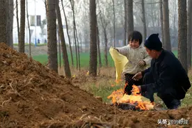 清明上坟烧纸对祖先说什么好？3说3不说，天地人和图片