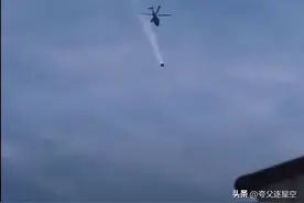 直升机追逐黑色圆球形UFO？夜空中闪烁白光的母舰和红色灯光子舰图片