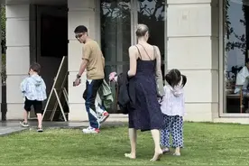 李白泳装秀身材，撒贝宁护妻被拍，网友：太白了，比章强多了图片