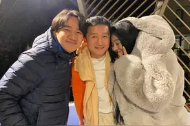 冉莹颖与吴尊陈浩民聚会！一脸娇羞躲老公怀中，脸蛋通红眼睛超大图片