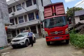 跨越1700公里！蓝牌自卸车逾期未年检被民警查处图片