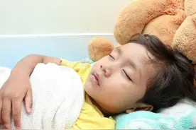 白天好好的，晚上就发烧？孩子夜里发烧要叫醒吃药吗？图片