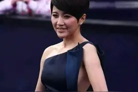 颜丙燕真有贵妇范，紧身蕾丝裙秀出S曲线，身段高挑尽显贵妇气质图片