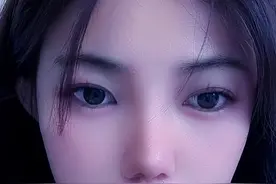 环球小姐疑被控柬埔寨，目光呆滞文案似告别，背后铁网暴露处境图片