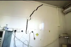 “工地施工导致我家墙体开裂”，海口一小区业主称担心房子会倒塌图片