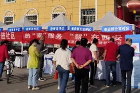 就业服务“面对面”“心连心”—鄠邑区人社局开展2023年“秦云就业”就业服务进社区活动图片