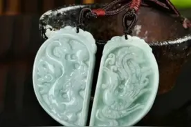 男孩上学时捡回个女婴，回家后发现身上有个玉佩，经鉴定价值千万图片