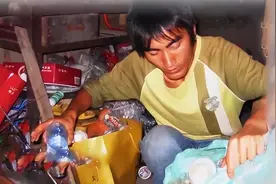 那个睡猪圈，背母上学的男孩，现在怎么样了？图片