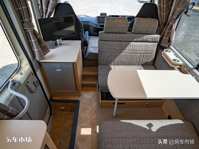 丰田考斯特商旅房车，内部空间大床位多，核载10人停车睡5人