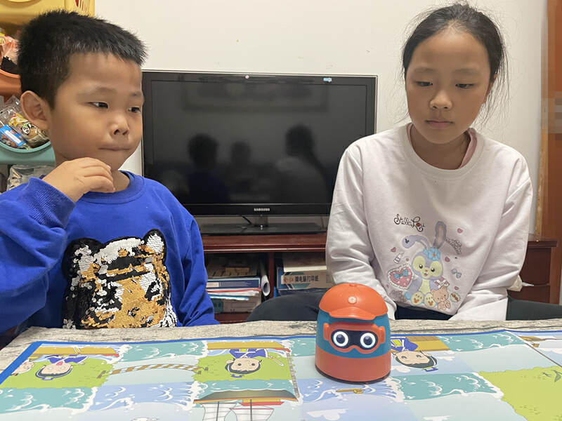给孩子最好的礼物：趣学伴拼读编程机器人