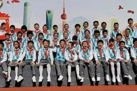 喜迎二十大，争做好队员：我外孙女小学全校三年级少先队入队仪式图片