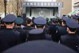 2021年，河南男子开挖掘机拍死派出所副所长，如今二审判决来了图片