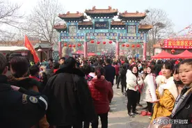 核桃园镇人流如织 旅游“井喷”现象再现图片