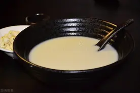 打豆浆，黄豆别只会泡水，花时间多做1步，豆浆香浓丝滑，无残渣图片