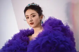 赵丽颖最新写真曝光，头戴王冠翎羽傲立，精致妆发贵气逼人图片