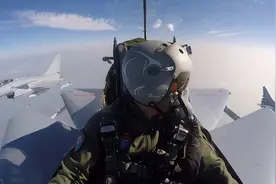 “我是可以揍你的”，解放军遇外机挑衅，飞行员当场亮武器图片