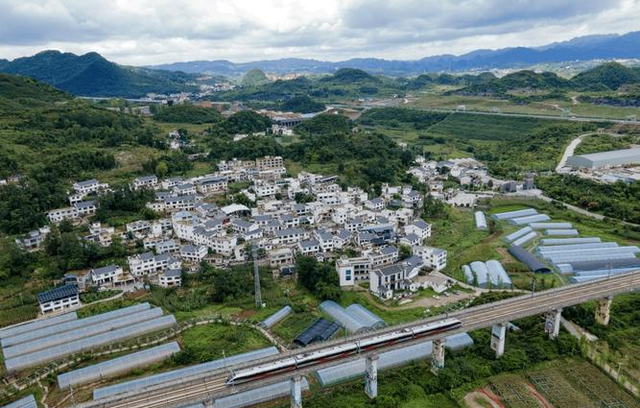 贵州市市通高铁加速崛起！西部旅游新动脉打通，48个景区免费引客