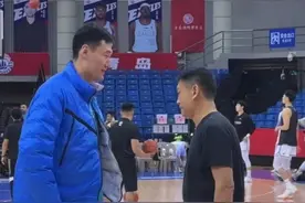 苏伟探班广东宏远，和王怀玉交流，跟马尚拥抱，和王薪凯握手言和图片