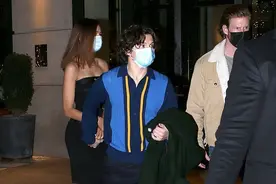 荷兰弟穿高跟鞋约会，仍没女友高，赞达亚勇于做自己拒绝迁就男友图片