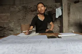 拾荒男子研究彩票18年，蜗居桥洞写彩票秘籍定价800：能赚800亿图片