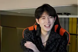 童锦程深夜开播，回归首秀邀请30位美女一起，网友：这人真能处图片