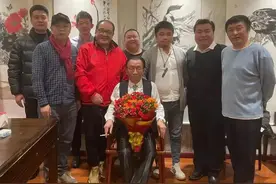 侯耀华77岁大寿，众弟子欢聚一堂，为何不见何云伟？他在拍电影呢图片