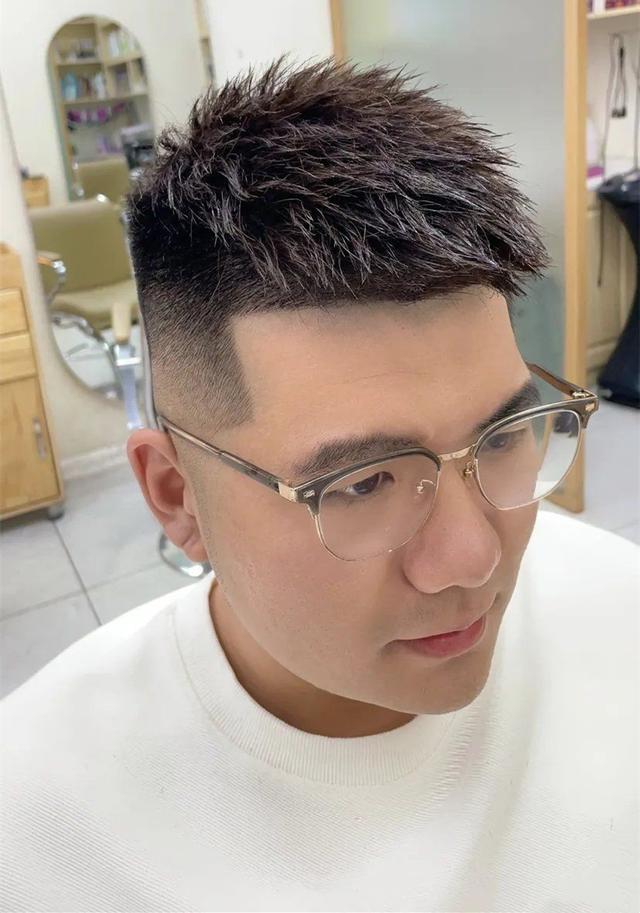 40岁男人的六种发型烫发,男人过了40岁就别再留这三种发型,幼稚装嫩没