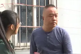 断臂男子独自赡养父母20年，还债卖房后，国外三兄妹回来要求平分图片