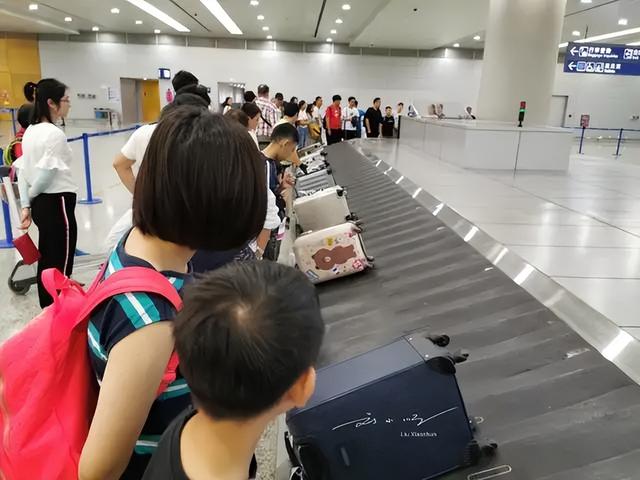 飞机上能带多大的拉杆行李箱？好多朋友不清楚，还很可能花冤枉钱