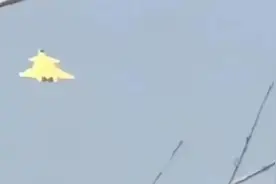 歼-20B首飞：WS-15引擎动力澎湃，滑行200米就“旱地拔葱”飞上天图片