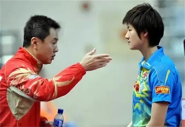 施之皓近况:二婚娶弟子李楠,赴巴新执教,现在面目面目尽显苍老之态