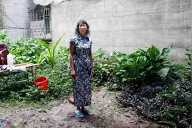 62岁怪大叔身穿旗袍假扮女子20余年，待母亲过世后，就恢复男儿身图片