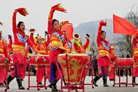 藏头诗 打鼓敲锣欢迎英雄回家图片