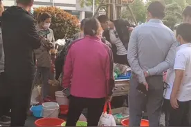 40岁男星在街边帮妈妈卖鱼，两人开破旧三轮车，蹲地上吃饼不嫌脏图片