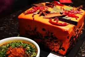 买火锅底料，"块装"和"袋装"哪个好？教你4招，一眼挑出牛油底料图片