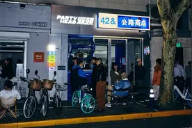 在上海的夜晚，人人都可以蹲在公路商店门前喝酒图片