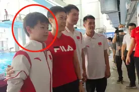 全红婵家人秀豪车，揭开车衣写着中国荣耀，爷爷自豪不舍得撕掉图片