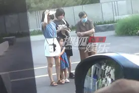 高圆圆带孩子出门游玩，穿短裤秀大长腿，被3岁女儿抱大腿太温馨图片