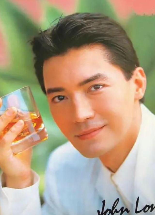 看到70岁尊龙才发现:真正的男神才不怕变老,头发花白也优雅帅气